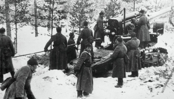 финская война 1939-1940 гг. Бойцы Красной Армии обстреливают финские укрепления из артиллерийского орудия. Карелия.