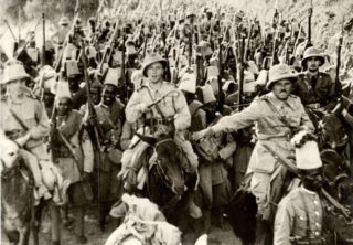Итальянские офицеры во главе туземных солдат из Эритреи входят в столицу Эфиопии